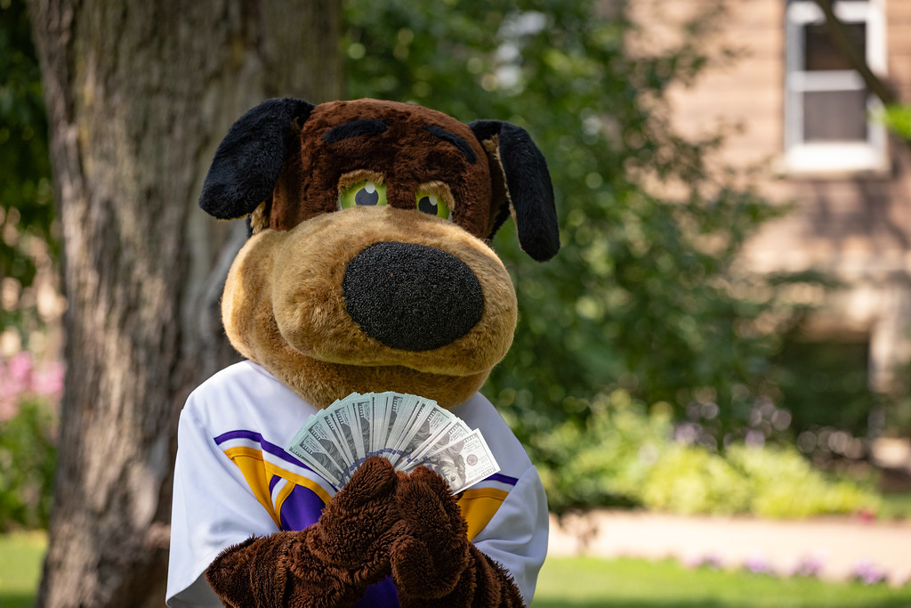 Stevie Pointer holding money